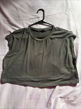SHEIN Charcoal Gray Cropped Cap Sleeve Tee NEVER WORN